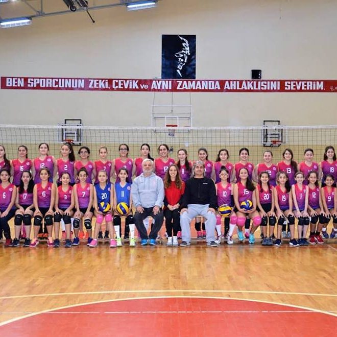 26001295_1609914709075418_7870302587192705577_n Voleybol takımı oyuncularının toplu pozu