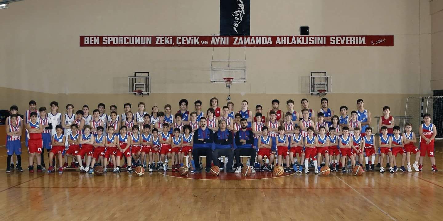 Basketbol takımı oyuncularının toplu pozu