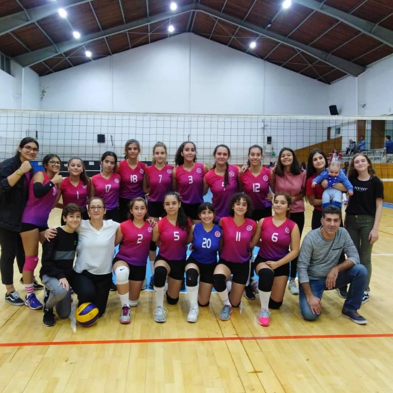 Avcılar Tanyıldızı voleybol oyunlarının maç sonu pozu