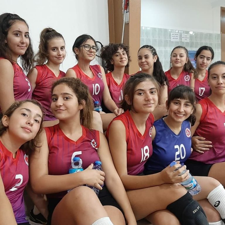 Avcılar Tanyıldızı voleybol takımının pozu