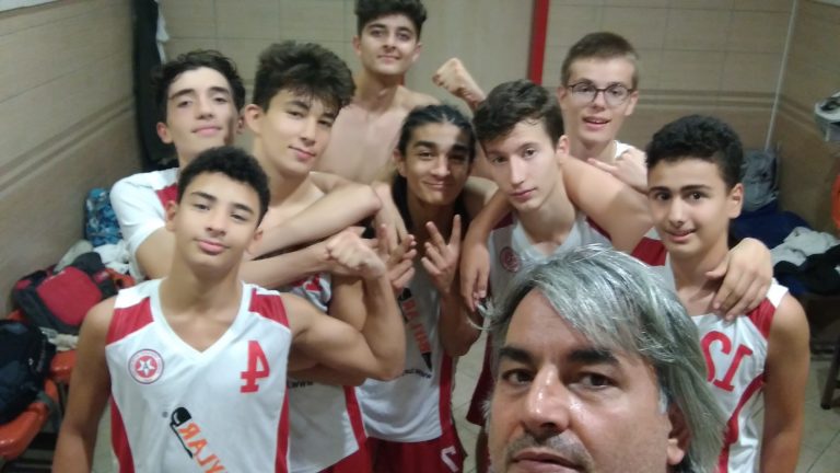 Galibiyet sonrası pozu