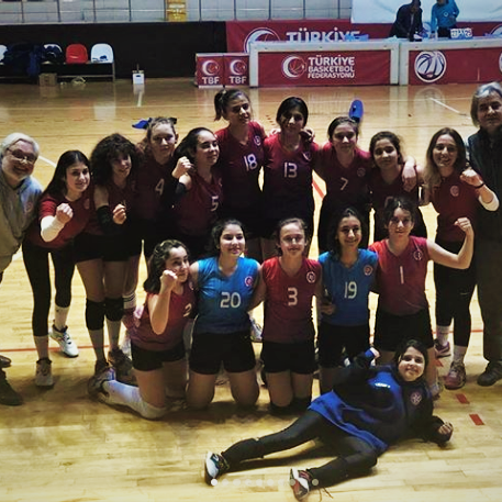 Avcılar Tanyıldızı volaeybol oyunlarının galibiyet sonrası toplu pozu